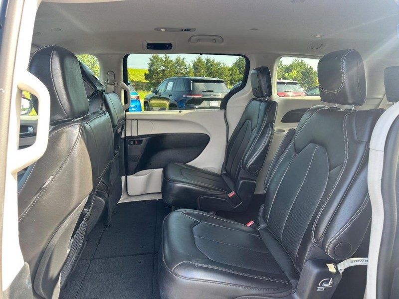 Chrysler Pacifica Vehicle Full-screen Gallery Image 10