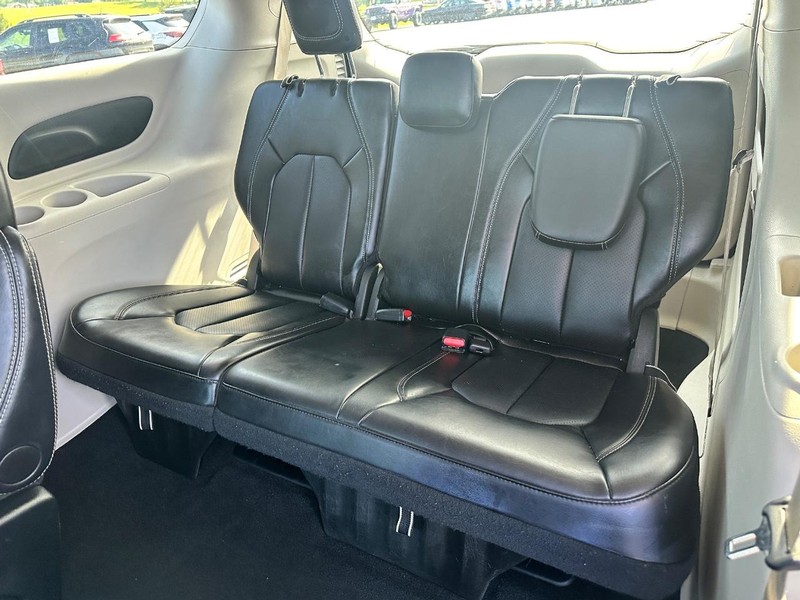 Chrysler Pacifica Vehicle Full-screen Gallery Image 11