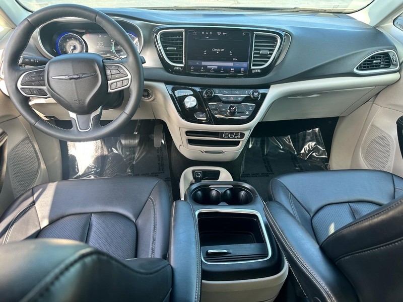 Chrysler Pacifica Vehicle Full-screen Gallery Image 12