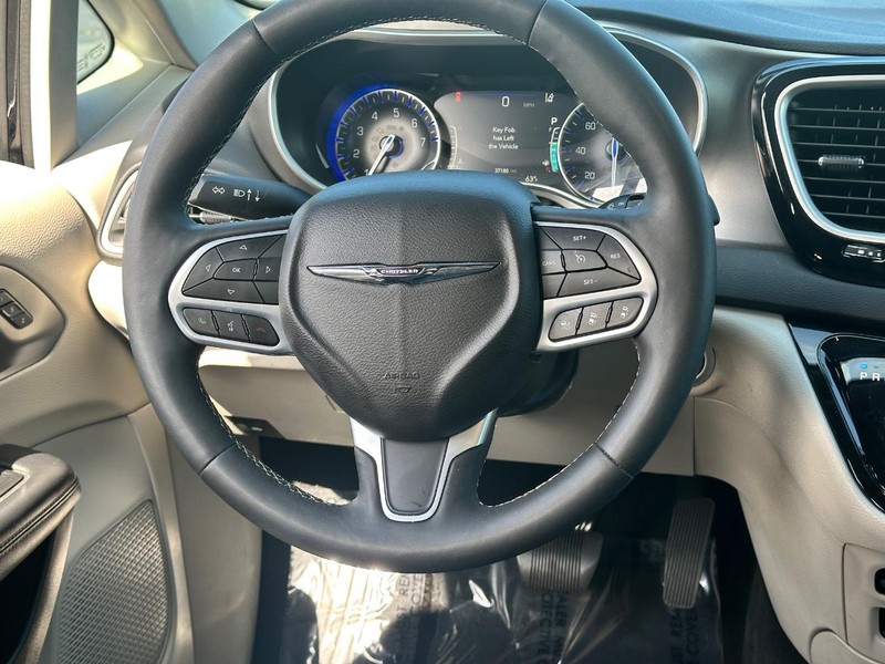 Chrysler Pacifica Vehicle Full-screen Gallery Image 13