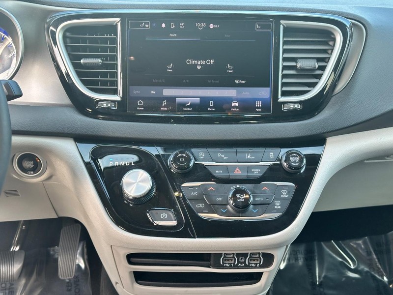 Chrysler Pacifica Vehicle Full-screen Gallery Image 14