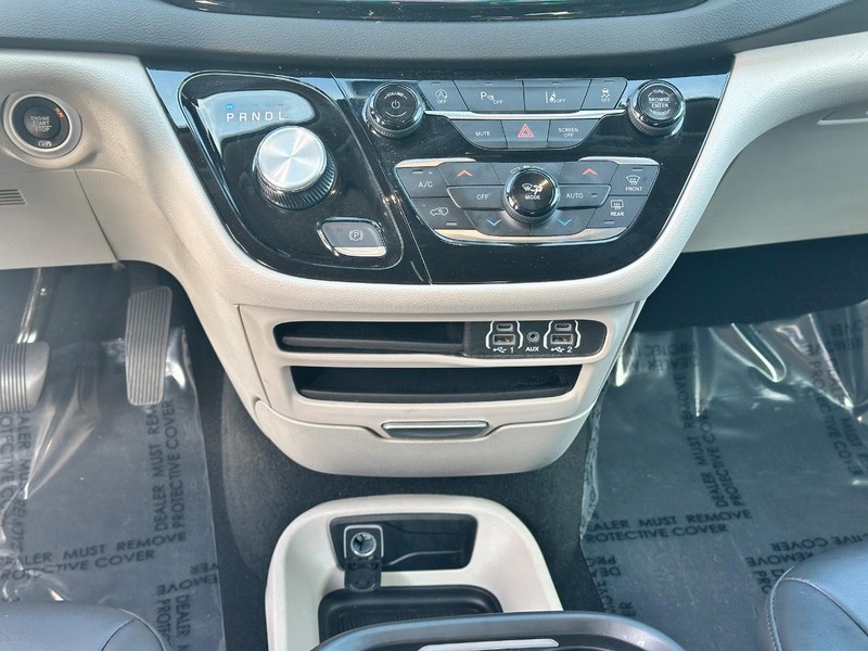 Chrysler Pacifica Vehicle Full-screen Gallery Image 15