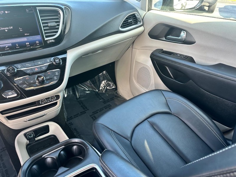 Chrysler Pacifica Vehicle Full-screen Gallery Image 16