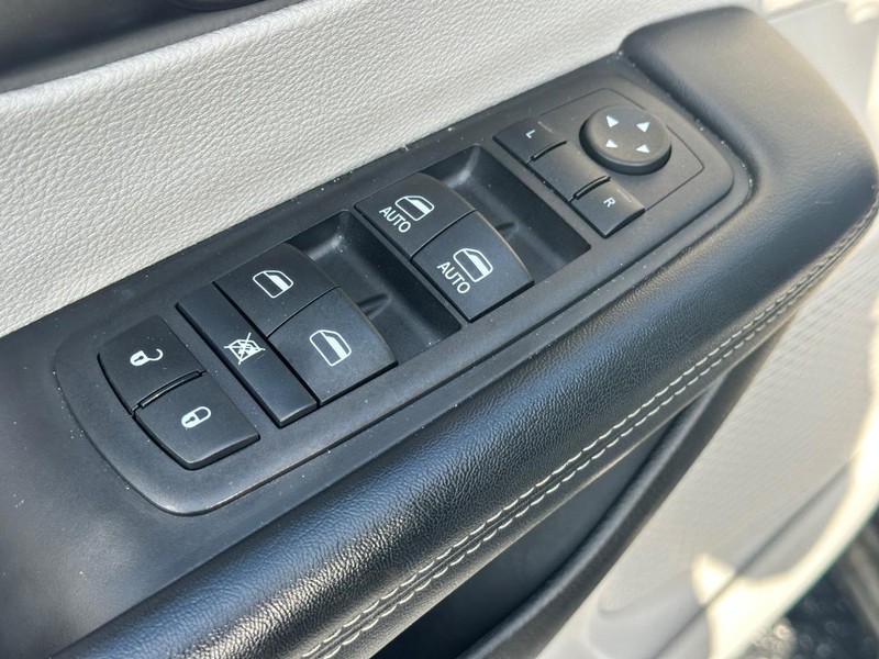 Chrysler Pacifica Vehicle Full-screen Gallery Image 17