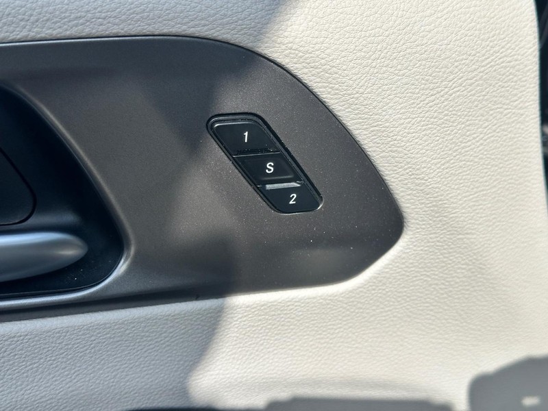 Chrysler Pacifica Vehicle Full-screen Gallery Image 18