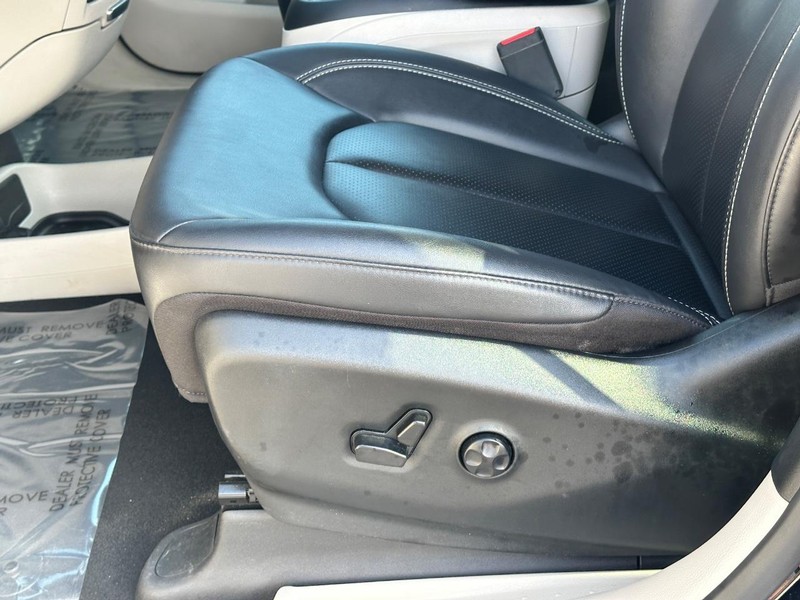 Chrysler Pacifica Vehicle Full-screen Gallery Image 19