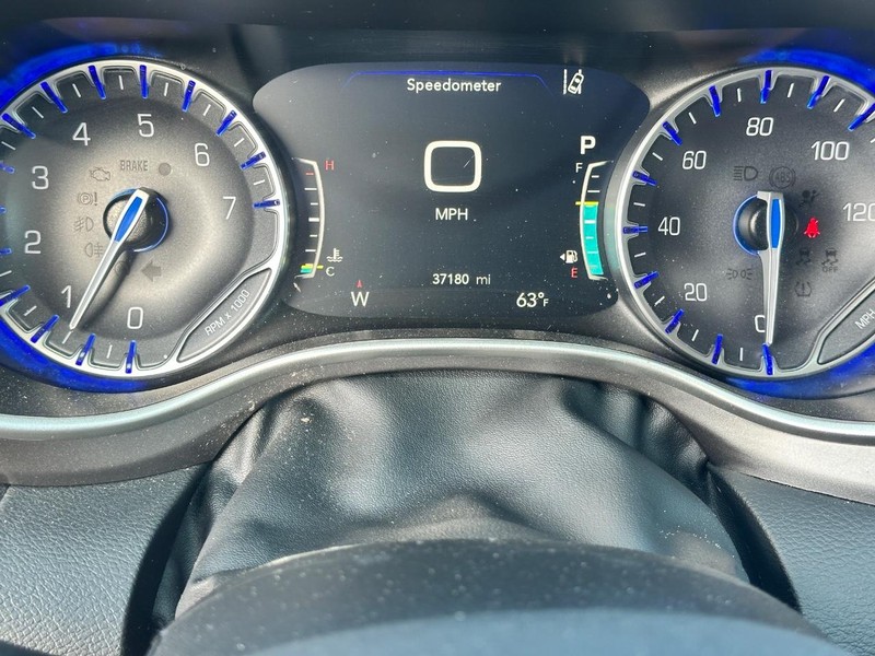 Chrysler Pacifica Vehicle Full-screen Gallery Image 22