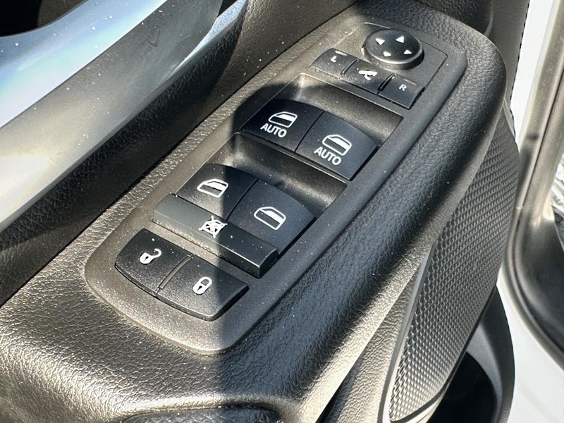Ram 1500 Vehicle Full-screen Gallery Image 16