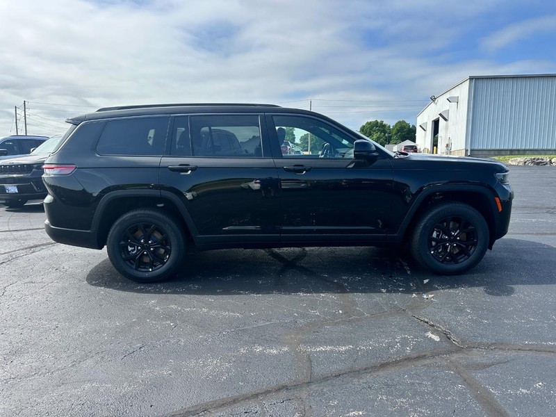 Jeep Grand Cherokee L Vehicle Full-screen Gallery Image 2