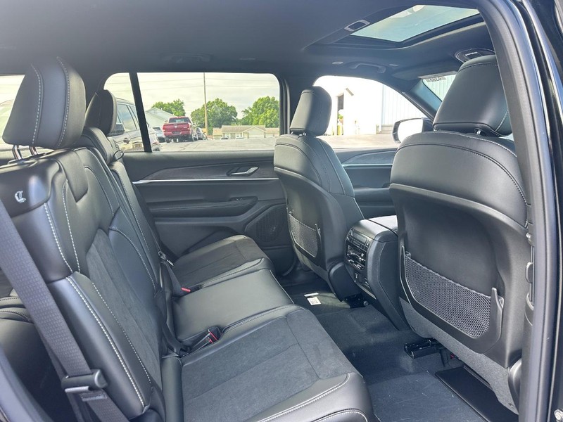 Jeep Grand Cherokee L Vehicle Full-screen Gallery Image 4