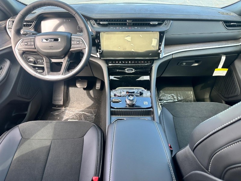 Jeep Grand Cherokee L Vehicle Full-screen Gallery Image 6