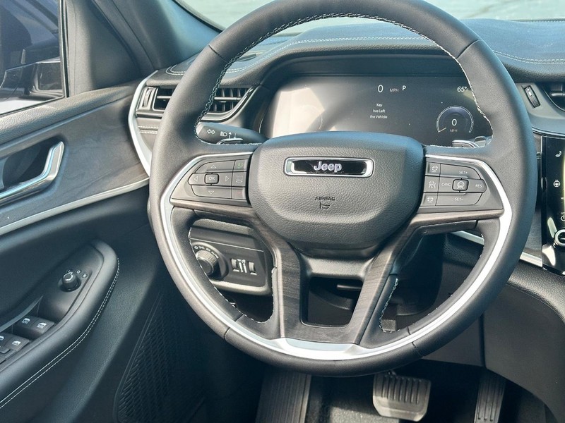 Jeep Grand Cherokee L Vehicle Full-screen Gallery Image 7