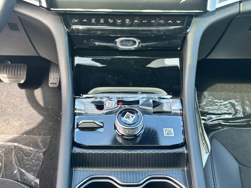Jeep Grand Cherokee L Vehicle Full-screen Gallery Image 8