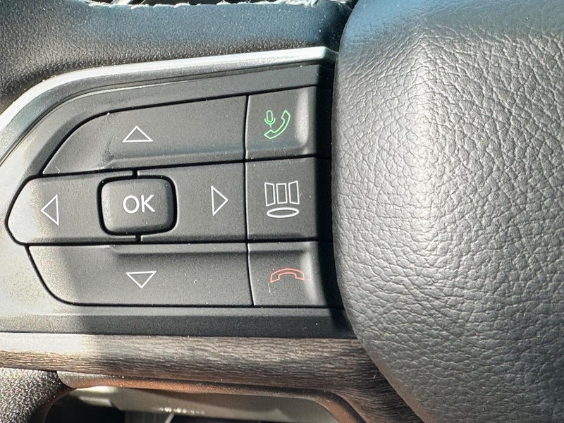 Jeep Grand Cherokee L Vehicle Full-screen Gallery Image 11