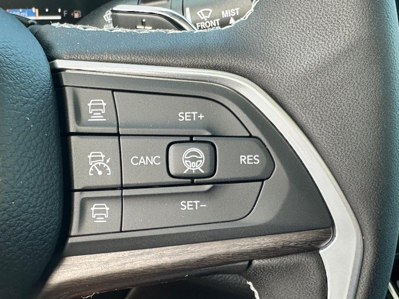 Jeep Grand Cherokee L Vehicle Full-screen Gallery Image 12