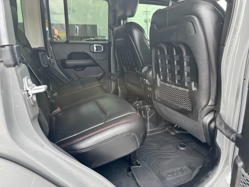 Jeep Wrangler Vehicle Full-screen Gallery Image 12