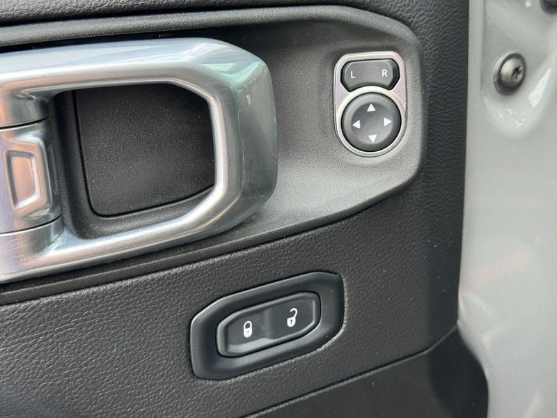 Jeep Wrangler Vehicle Full-screen Gallery Image 17