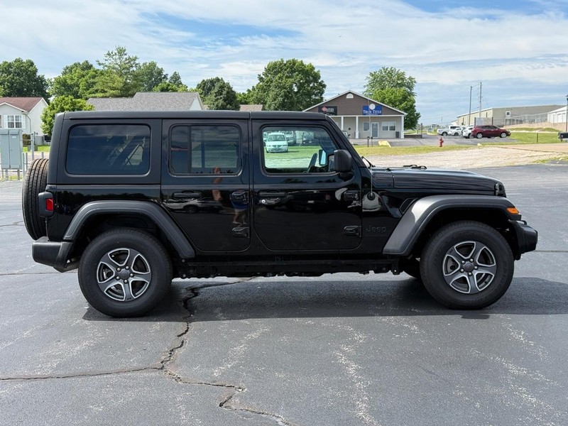 Jeep Wrangler Vehicle Full-screen Gallery Image 2