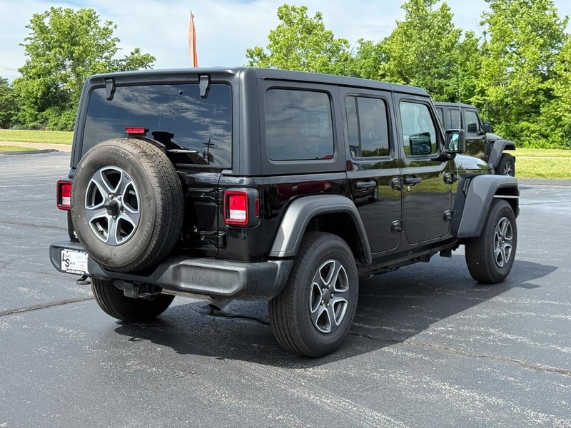 Jeep Wrangler Vehicle Full-screen Gallery Image 3