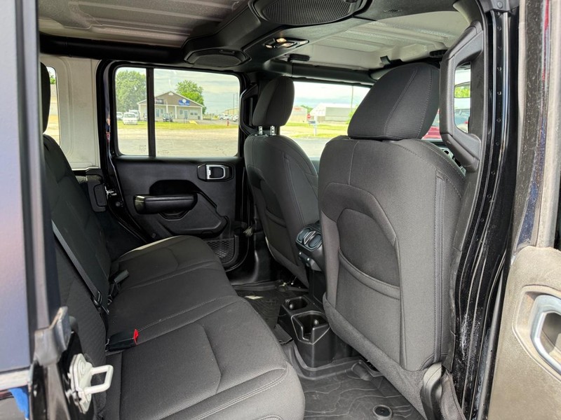 Jeep Wrangler Vehicle Full-screen Gallery Image 10