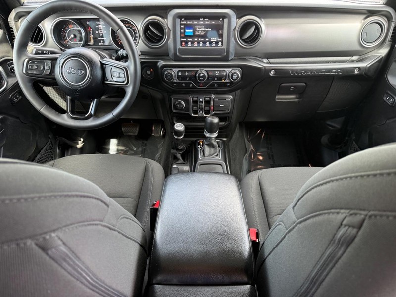 Jeep Wrangler Vehicle Full-screen Gallery Image 11