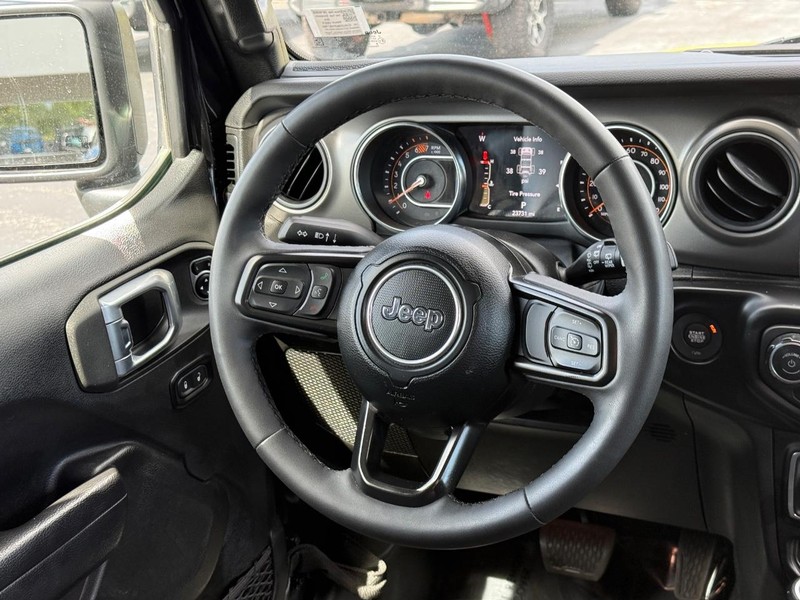 Jeep Wrangler Vehicle Full-screen Gallery Image 12