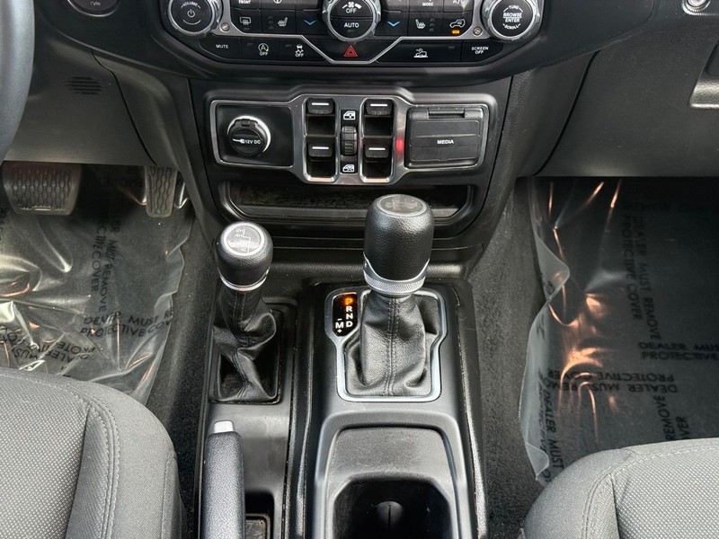 Jeep Wrangler Vehicle Full-screen Gallery Image 14