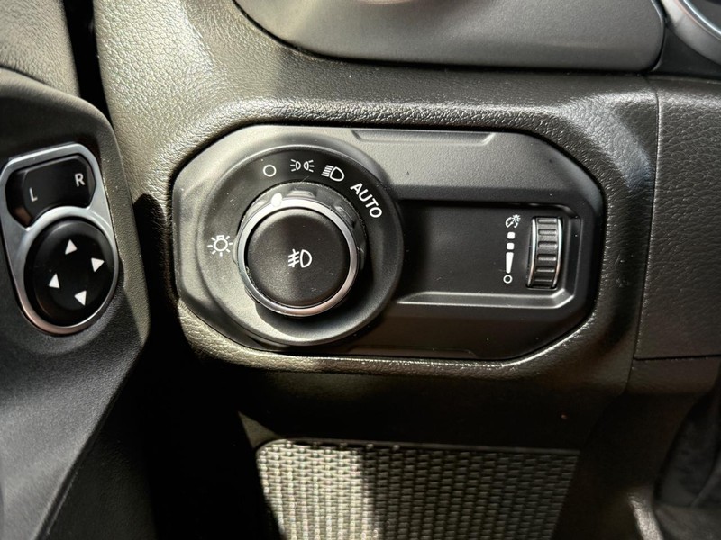 Jeep Wrangler Vehicle Full-screen Gallery Image 17
