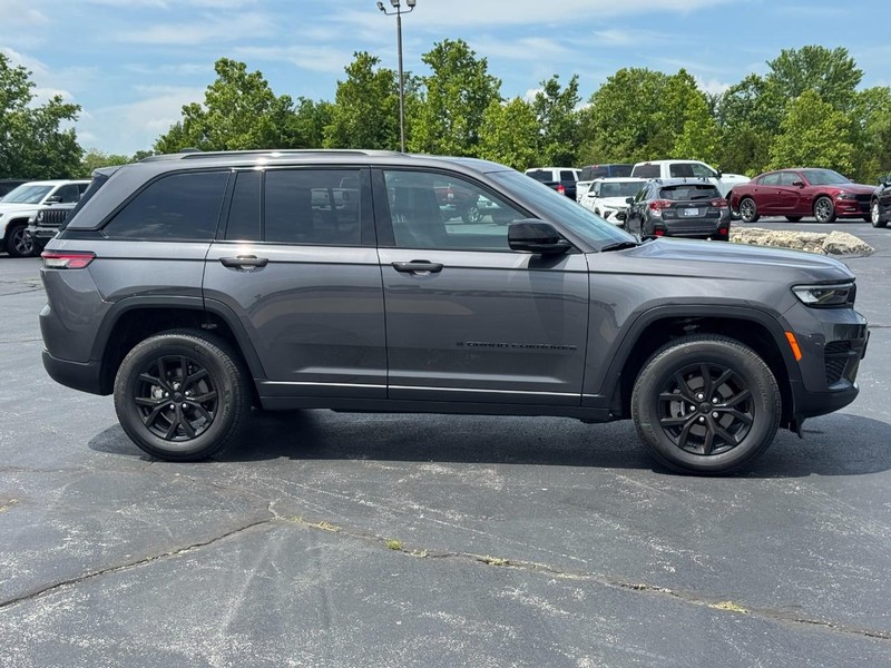 Jeep Grand Cherokee Vehicle Full-screen Gallery Image 02