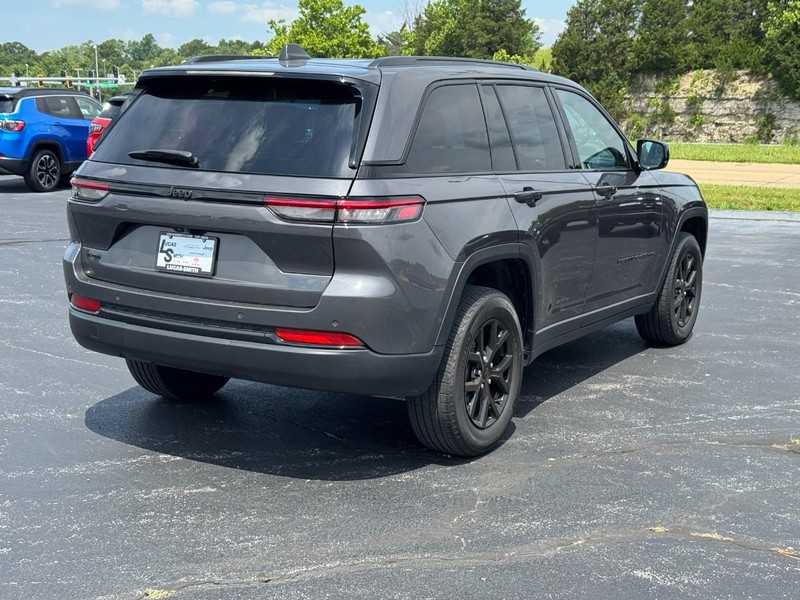 Jeep Grand Cherokee Vehicle Full-screen Gallery Image 03
