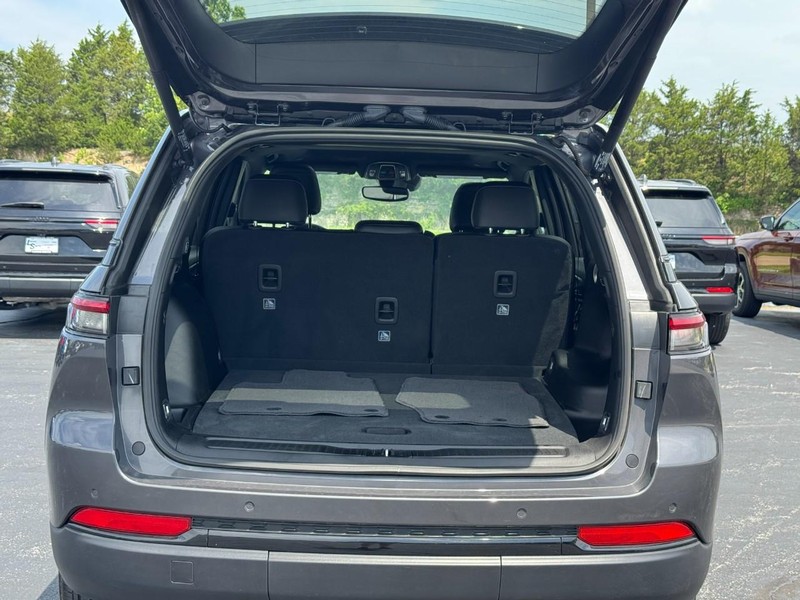 Jeep Grand Cherokee Vehicle Full-screen Gallery Image 04