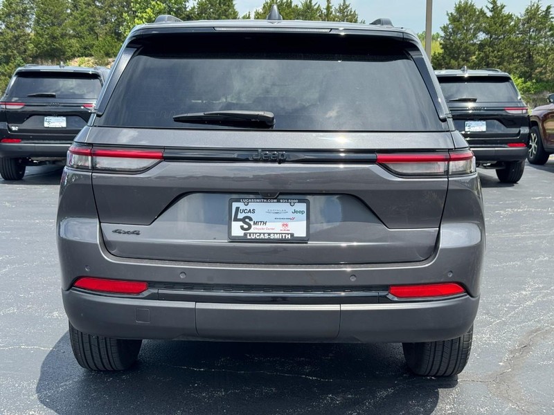Jeep Grand Cherokee Vehicle Full-screen Gallery Image 05