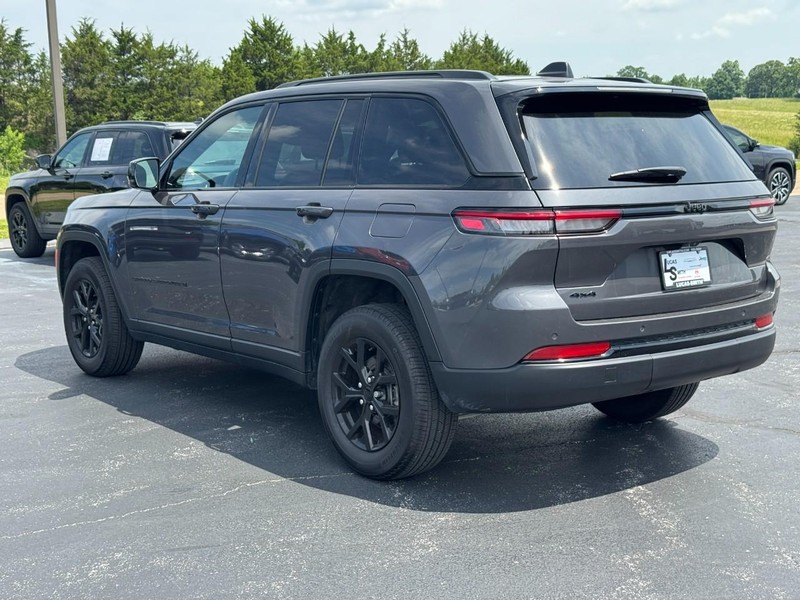 Jeep Grand Cherokee Vehicle Full-screen Gallery Image 06