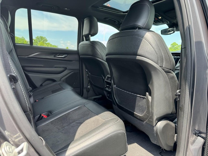 Jeep Grand Cherokee Vehicle Full-screen Gallery Image 11
