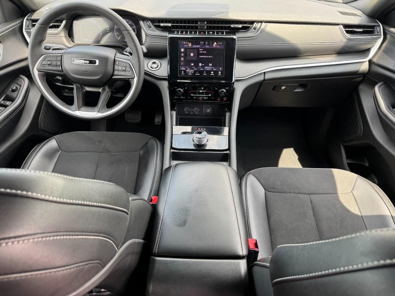 Jeep Grand Cherokee Vehicle Full-screen Gallery Image 12