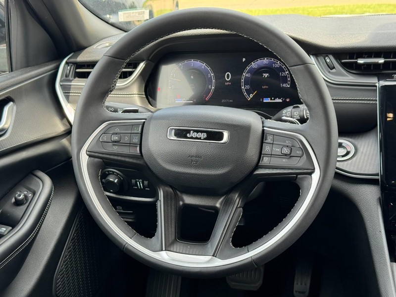 Jeep Grand Cherokee Vehicle Full-screen Gallery Image 13