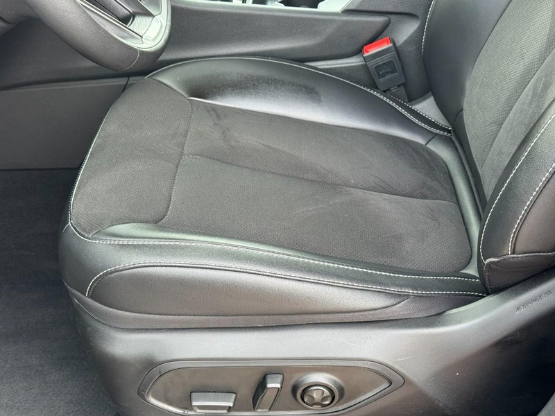 Jeep Grand Cherokee Vehicle Full-screen Gallery Image 17