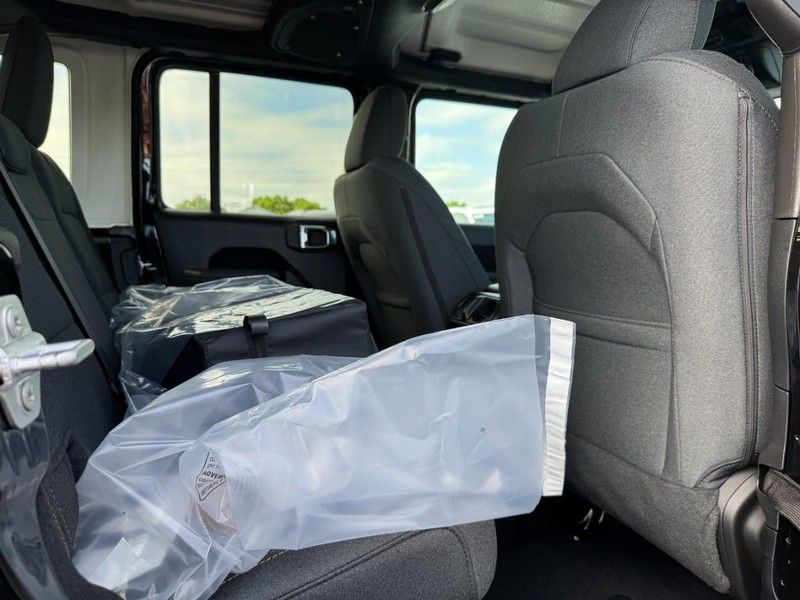 Jeep Wrangler Vehicle Full-screen Gallery Image 5
