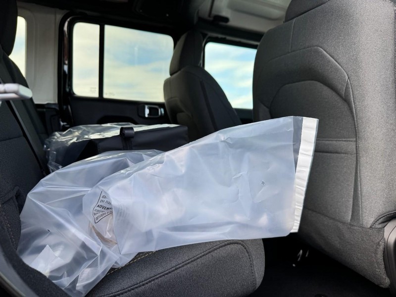 Jeep Wrangler Vehicle Full-screen Gallery Image 6