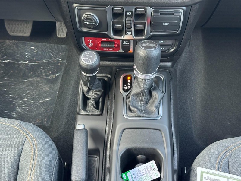 Jeep Wrangler Vehicle Full-screen Gallery Image 10