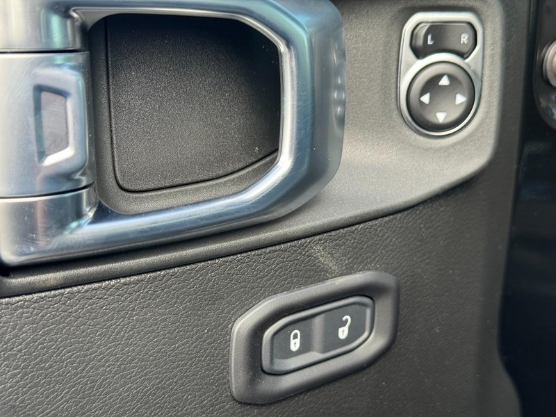 Jeep Wrangler Vehicle Full-screen Gallery Image 11