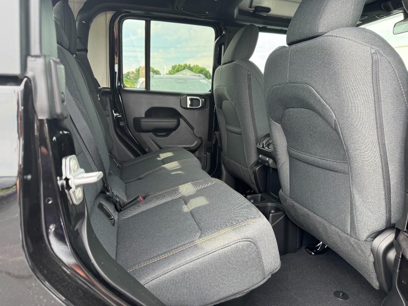 Jeep Gladiator Vehicle Full-screen Gallery Image 6