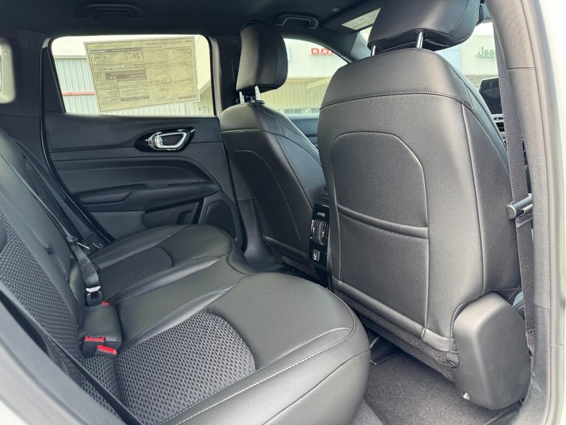 Jeep Compass Vehicle Full-screen Gallery Image 5