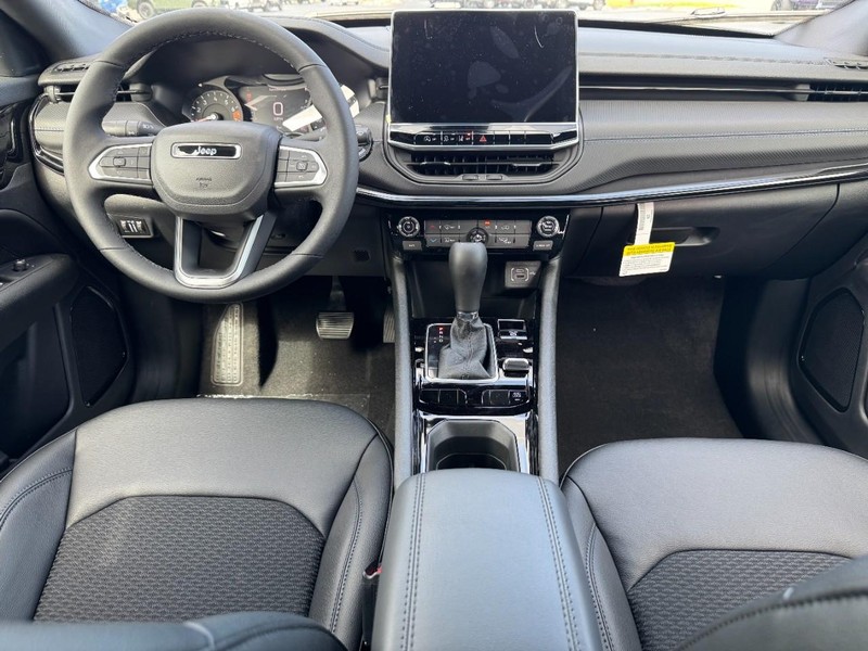 Jeep Compass Vehicle Full-screen Gallery Image 6