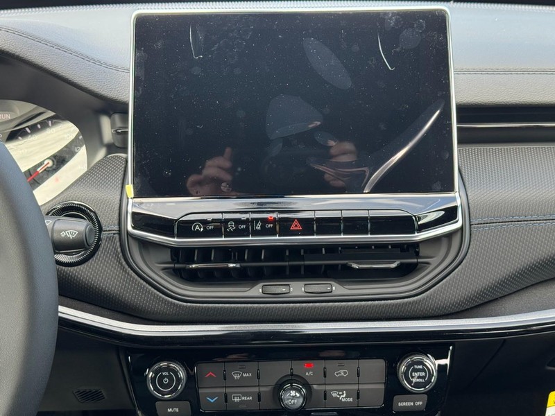 Jeep Compass Vehicle Full-screen Gallery Image 8