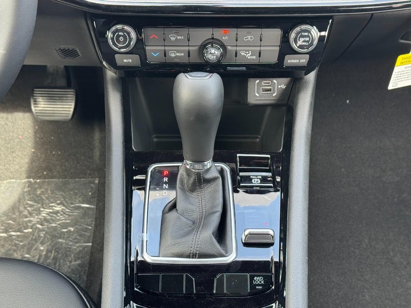 Jeep Compass Vehicle Full-screen Gallery Image 9