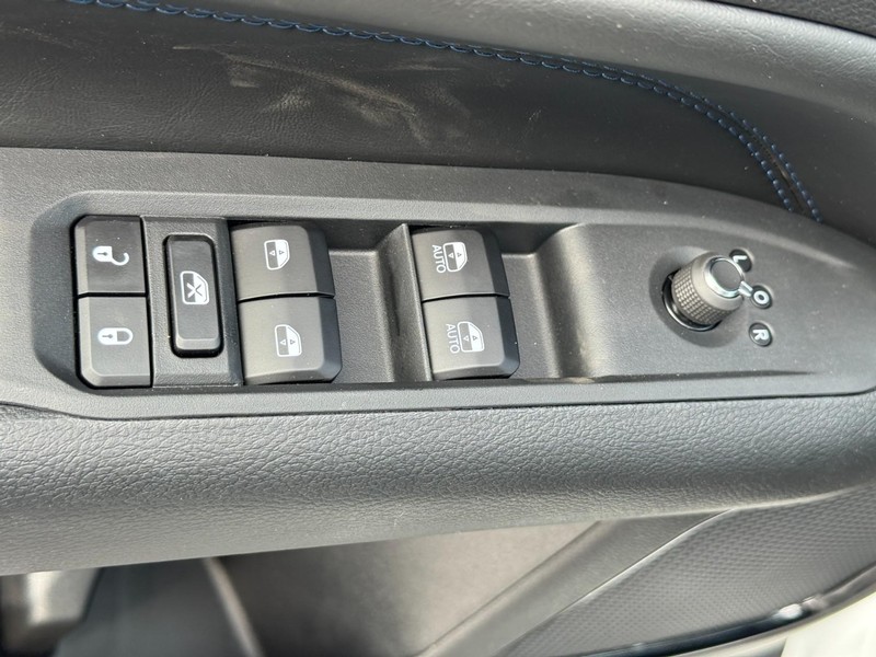 Jeep Compass Vehicle Full-screen Gallery Image 10