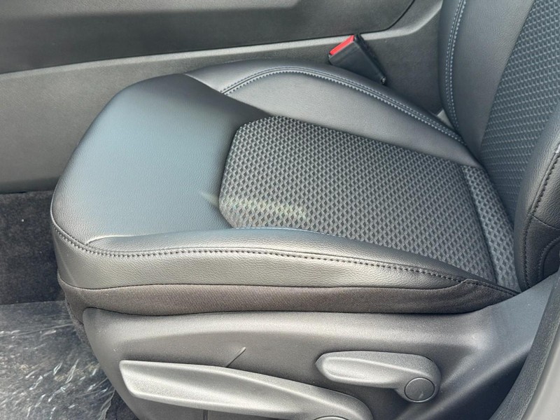 Jeep Compass Vehicle Full-screen Gallery Image 11