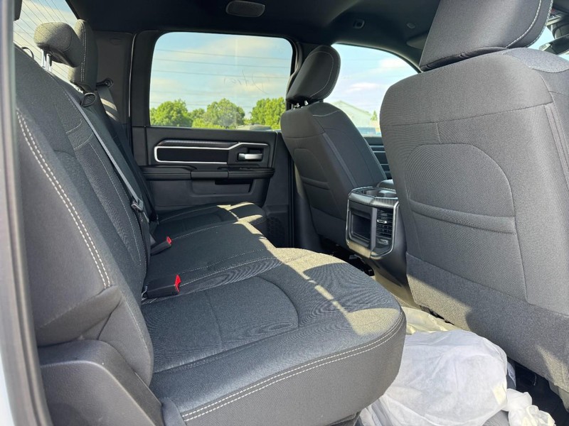 Ram 2500 Vehicle Full-screen Gallery Image 5