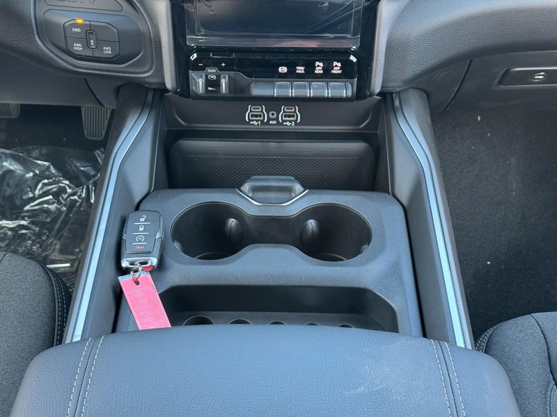 Ram 2500 Vehicle Full-screen Gallery Image 9